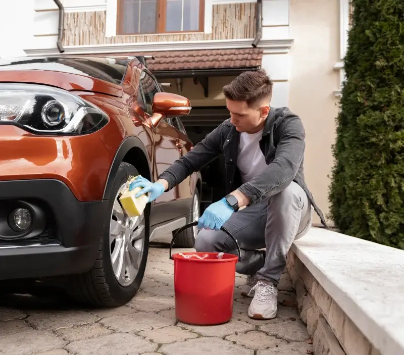 Lavage auto à domicile Saint-Hilaire-du-Rosier : professionnel intervenant sur un véhicule